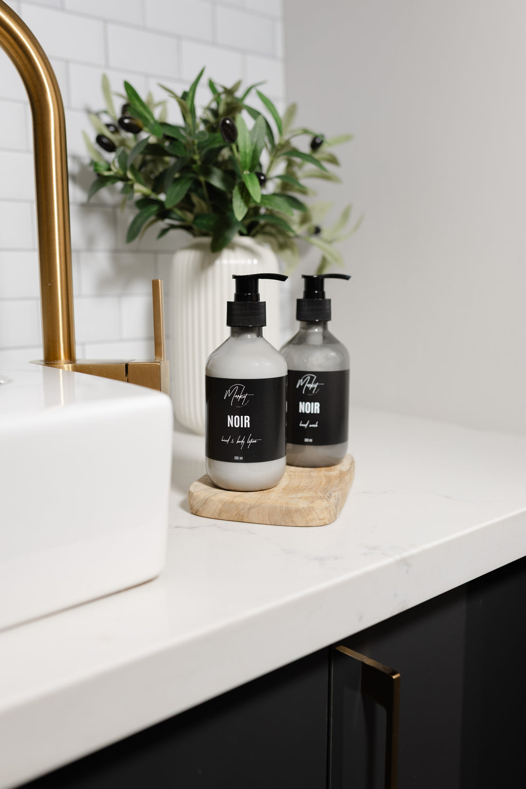 LOTION POUR LES MAINS ET LE CORPS NOIR